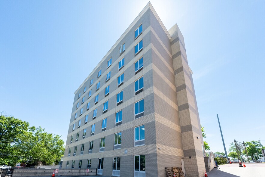 183-15 Horace Harding Expy, Fresh Meadows, NY à vendre - Photo du bâtiment - Image 2 de 50