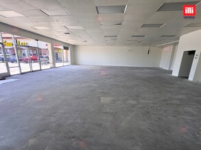 20111-20149 Saticoy St, Winnetka, CA for lease Interior Photo- Image 2 of 5