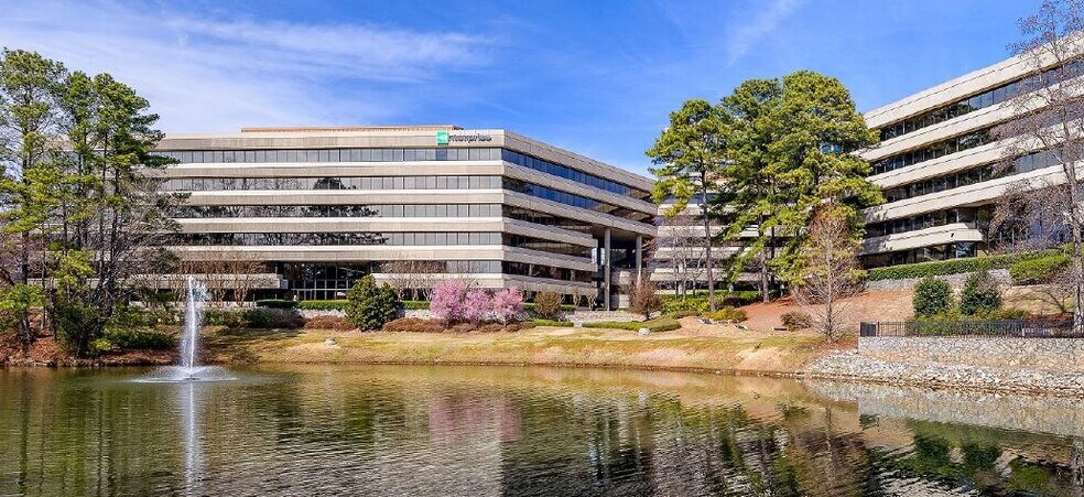 5901 Peachtree Dunwoody Rd NE, Atlanta, GA à louer - Photo du bâtiment - Image 2 de 23