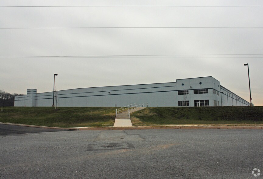225 Cross Farm Ln, York, PA à louer - Photo du bâtiment - Image 1 de 2