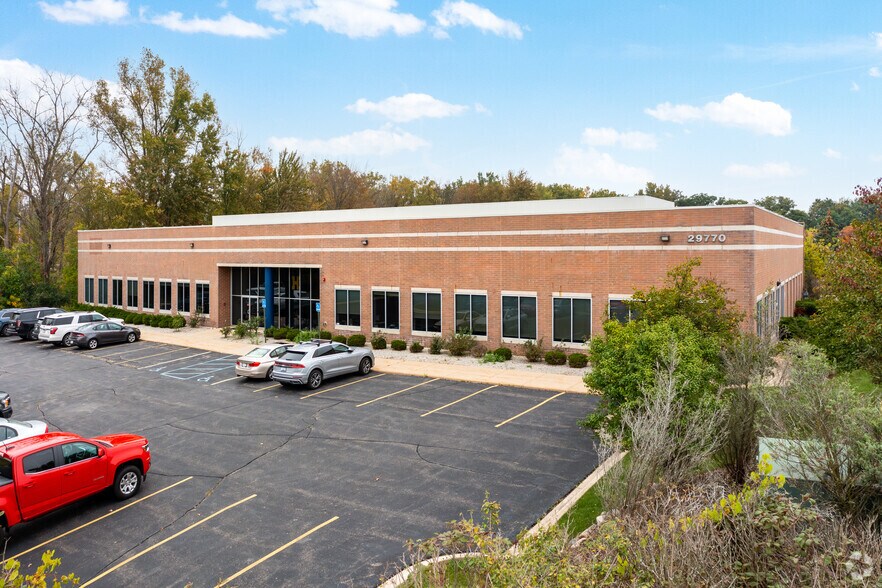 29770 Hudson Dr, Novi, MI à vendre - Photo du bâtiment - Image 2 de 17