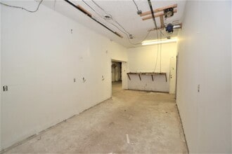 325 Delaware Dr, Colorado Springs, CO for lease Interior Photo- Image 2 of 8
