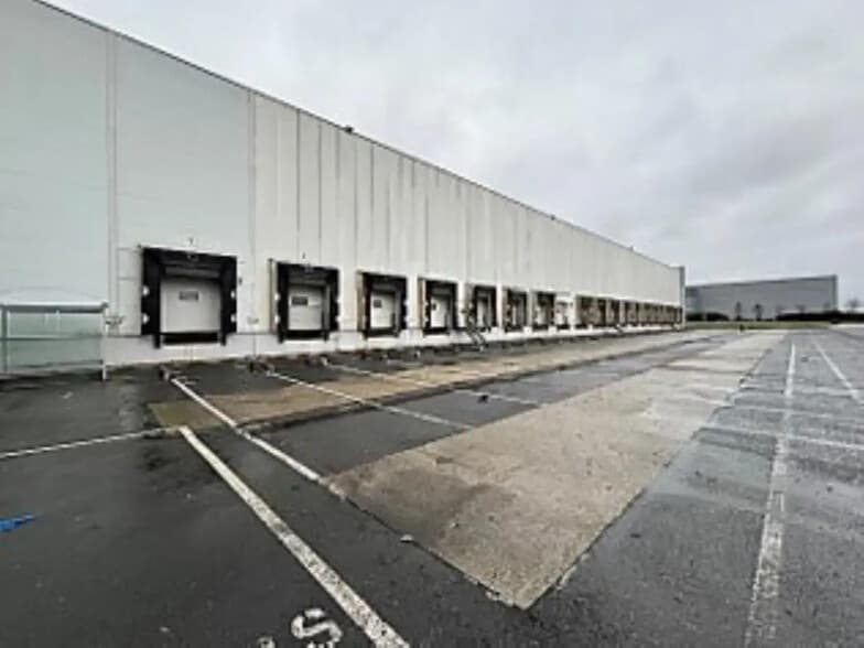 Office in Saint-Ouen-l'Aumône for lease - Building Photo - Image 3 of 8