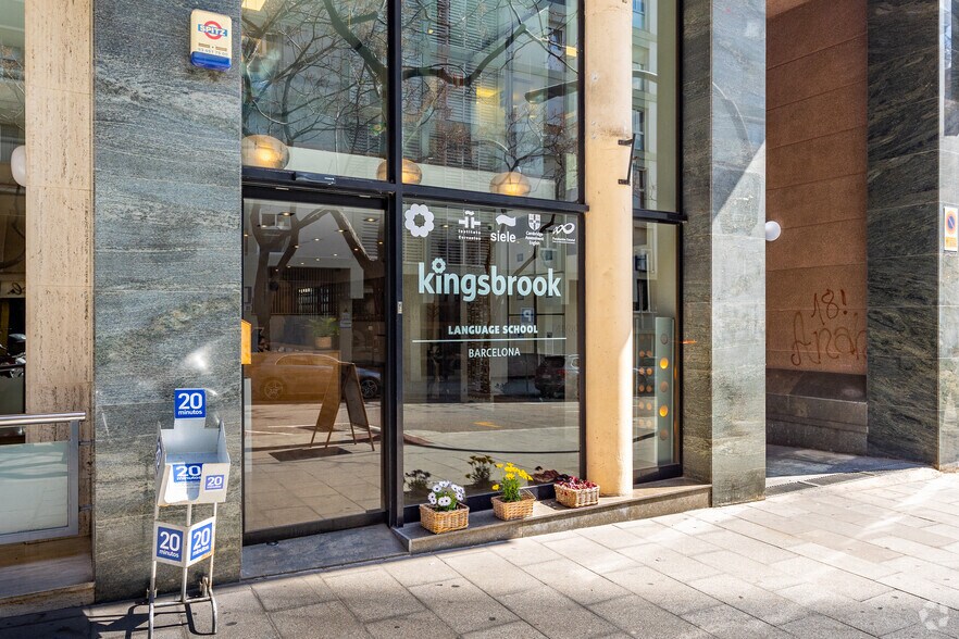 Commerce de détail dans Barcelone, Barcelona à louer - Photo du bâtiment - Image 2 de 7