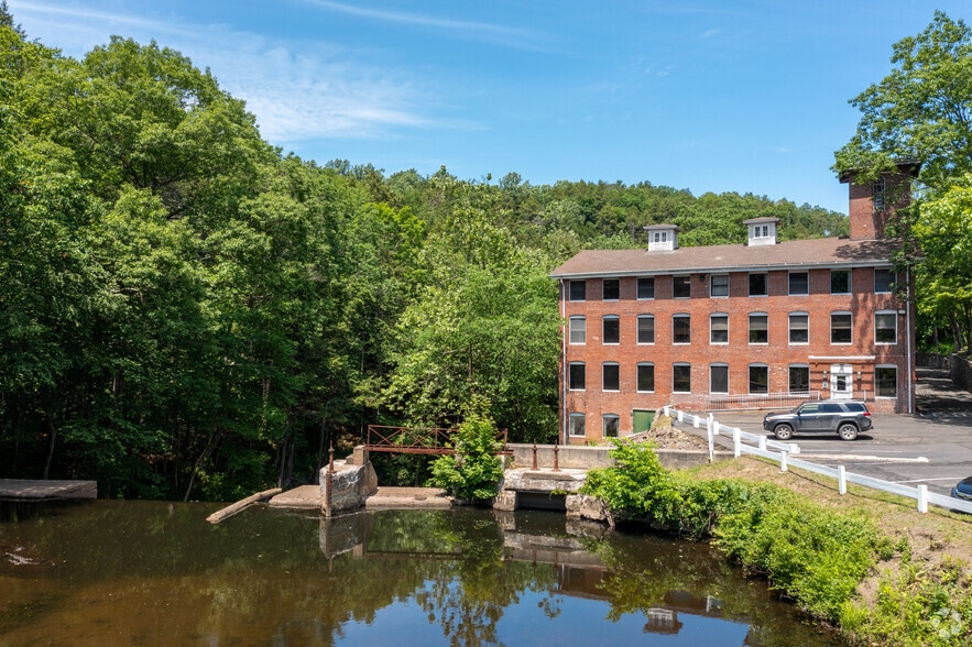 27 Glen Rd, Sandy Hook, CT à vendre - Photo du bâtiment - Image 2 de 21