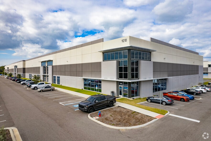 9210 E Columbus Dr, Tampa, FL à louer - Photo du bâtiment - Image 2 de 20