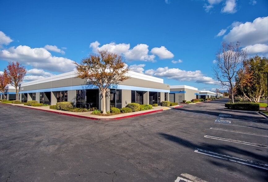 1277 S Lyon St, Santa Ana, CA for lease - Primary Photo - Image 2 of 7