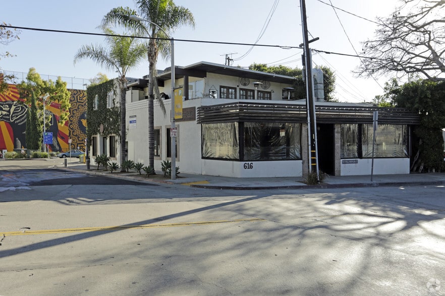616 N Robertson Blvd, West Hollywood, CA for sale - Primary Photo - Image 1 of 17
