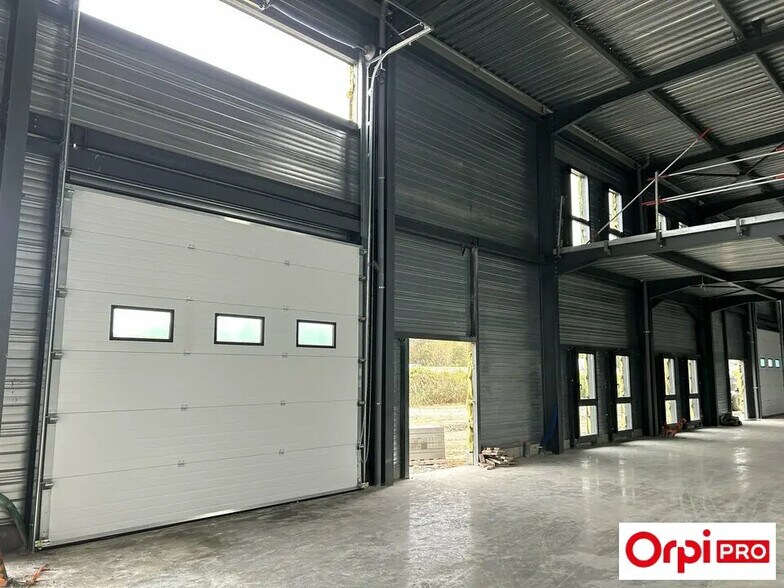 Local d'activités dans Bourgoin-Jallieu à vendre - Photo du bâtiment - Image 2 de 5
