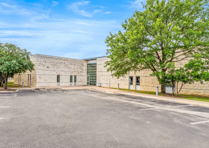 1390 E Bitters Rd, San Antonio, TX for lease - Building Photo - Image 1 of 10