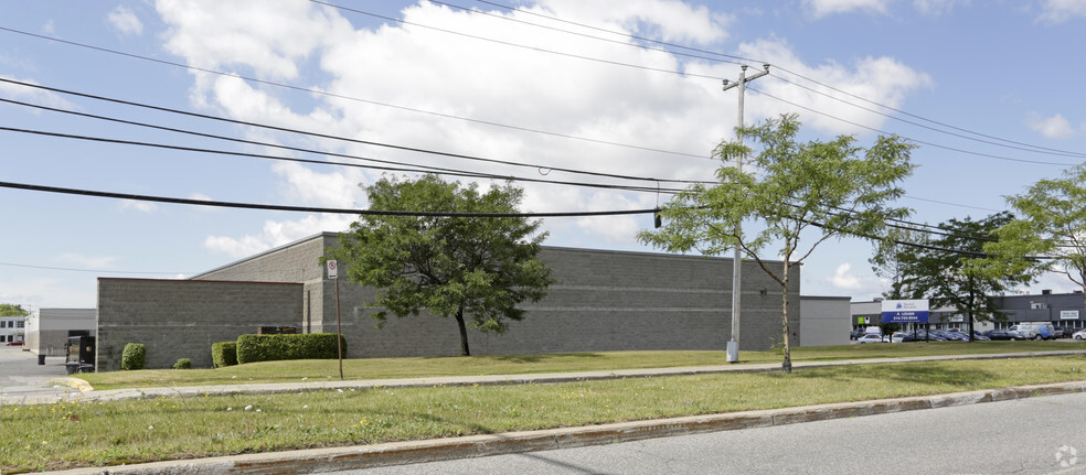 350-390 Rue Mcarthur, Saint-Laurent, QC à louer - Photo du bâtiment - Image 2 de 17