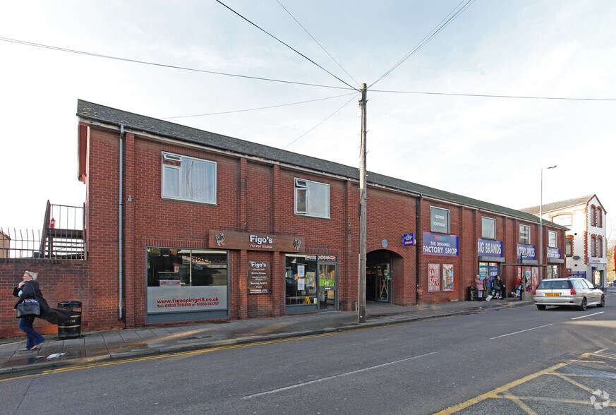 147-153 High St, Rushden à louer - Photo principale - Image 1 de 7