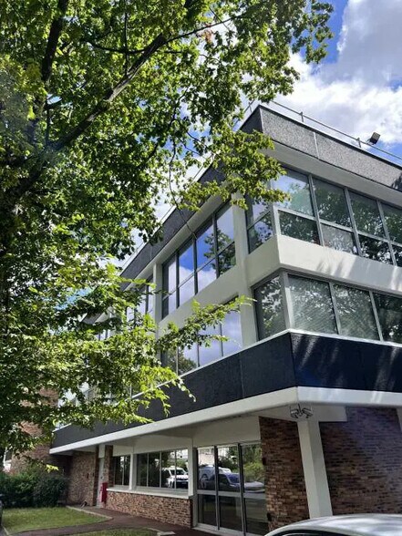 Bureau dans Noisy-le-Grand à louer - Photo du bâtiment - Image 2 de 11