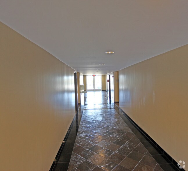 451 W Gonzales Rd, Oxnard, CA à louer - Hall d’entrée - Image 2 de 3