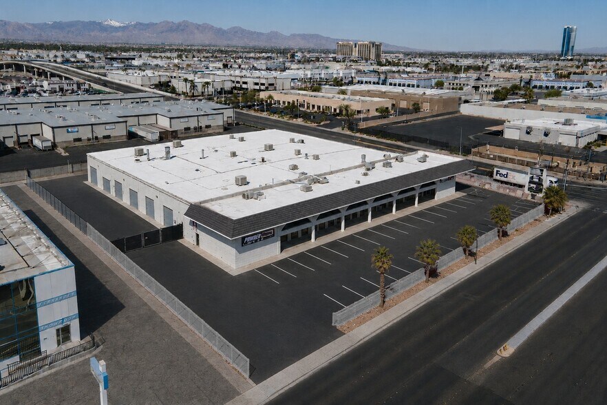 5325 S Valley View Blvd, Las Vegas, NV à louer - Photo du bâtiment - Image 2 de 20