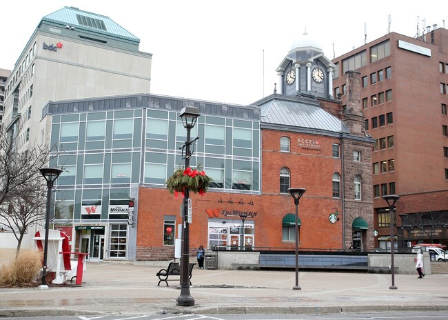 Plus de détails pour 8 Queen St E, Brampton, ON - Commerce de détail à louer