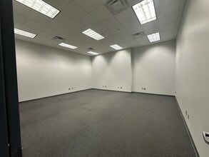 221 3rd Ave SE, Cedar Rapids, IA à louer Photo intérieure- Image 1 de 3