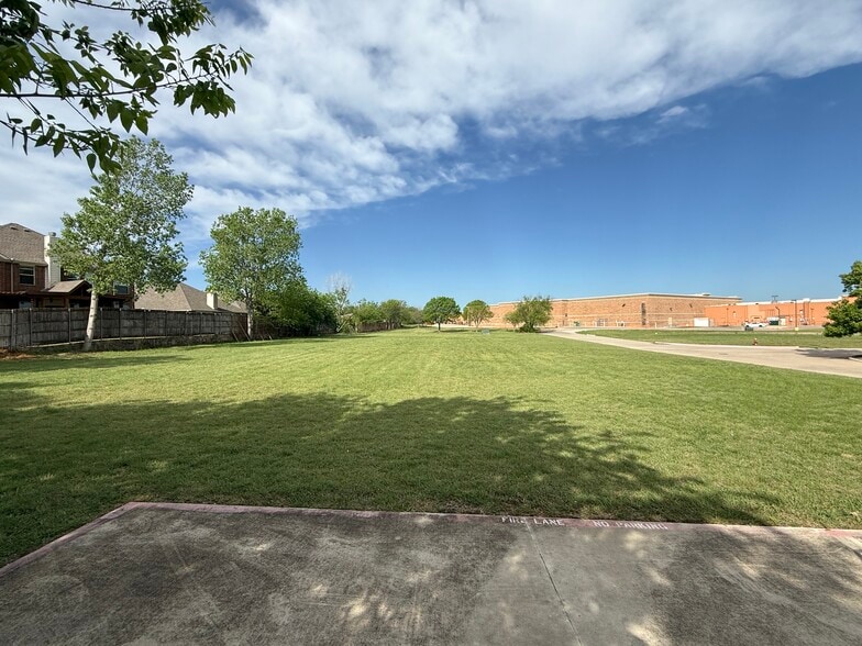 10700 Victoria Ash Dr, Fort Worth, TX for sale - Building Photo - Image 2 of 10