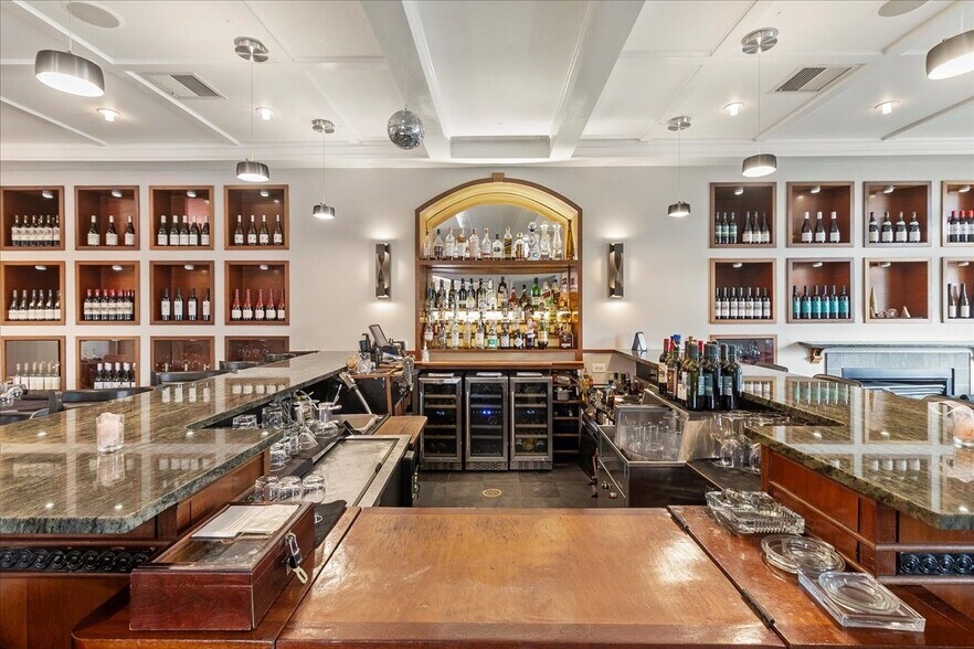 417 Broadway, Saratoga Springs, NY à vendre - Photo intérieure - Image 3 de 26