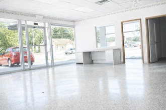 1102 S Collins St, Plant City, FL for lease Interior Photo- Image 1 of 2
