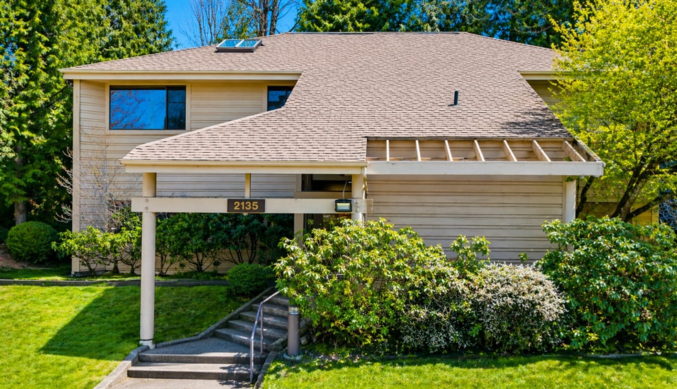 2135 112th Ave NE, Bellevue, WA for lease - Building Photo - Image 2 of 7