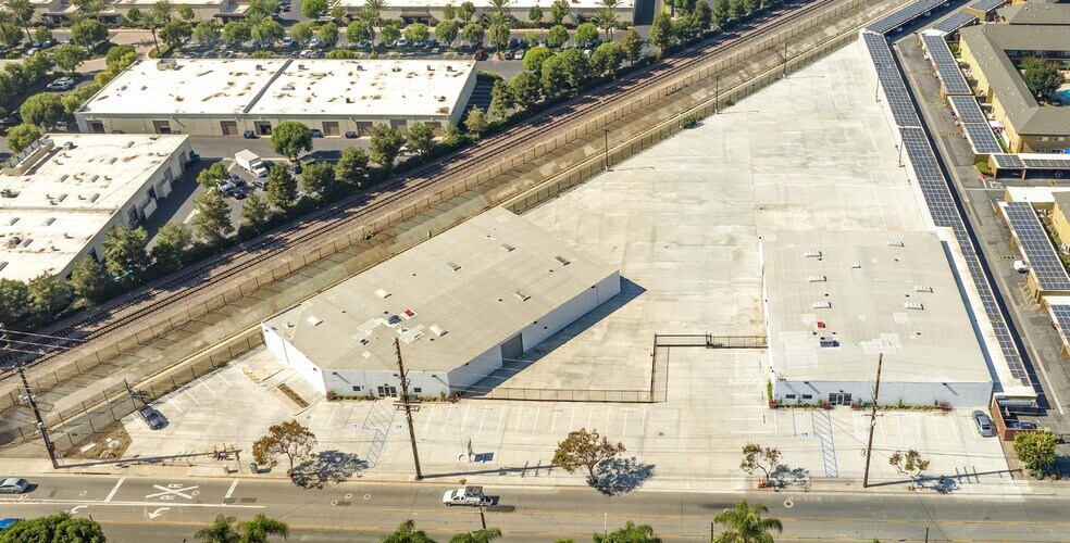 922-924 S Lyon St, Santa Ana, CA for lease - Primary Photo - Image 1 of 6