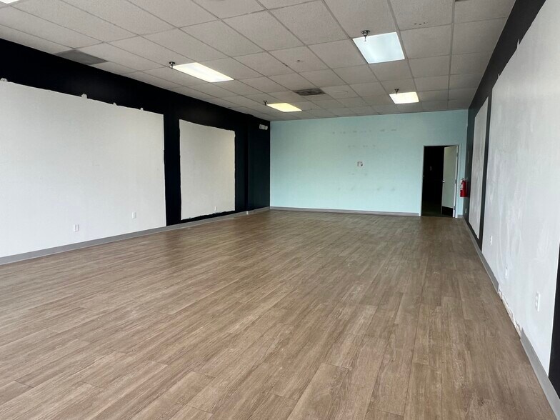 100-200 W Twelve Mile Rd, Madison Heights, MI à louer - Photo intérieure - Image 3 de 6