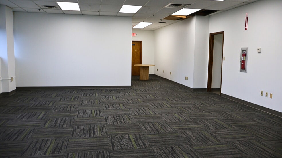 300 Russell Dr, Middletown, PA à louer - Photo du bâtiment - Image 3 de 16