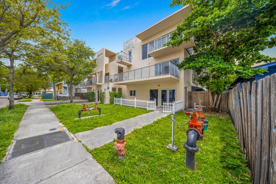 1553 SW 2nd St, Miami, FL à vendre - Photo du bâtiment - Image 3 de 25