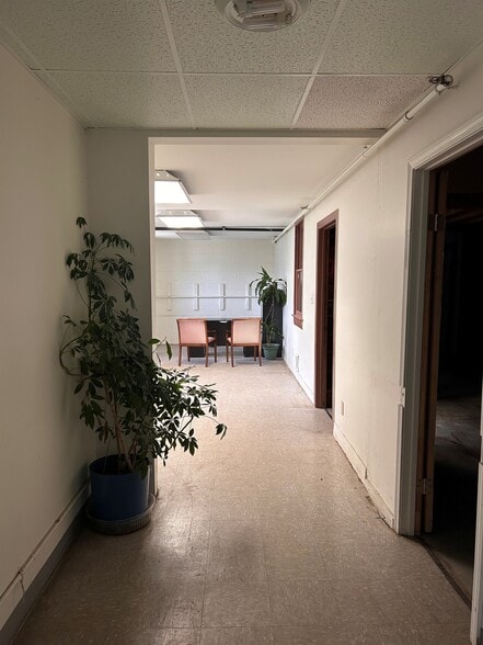 324 Wells St, Greenfield, MA for lease - Interior Photo - Image 3 of 4