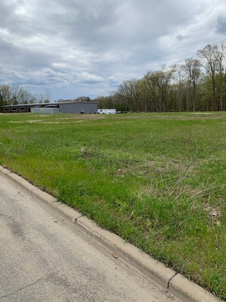 408 Commerce Rd, Vestal, NY for lease - Building Photo - Image 1 of 3