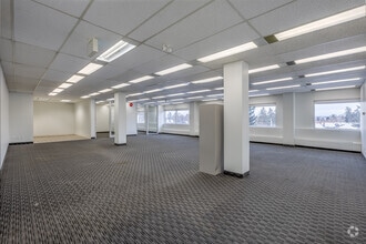 1121 Centre St NW, Calgary, AB à louer Photo intérieure- Image 2 de 3