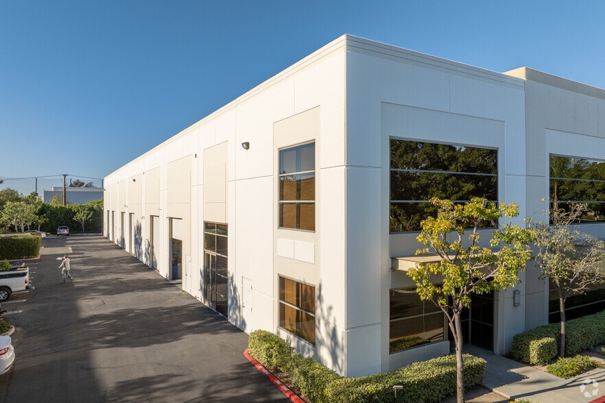 41-55 Post, Irvine, CA à vendre - Photo du bâtiment - Image 2 de 5