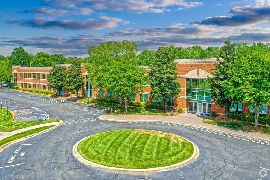 200 Regency Executive Park Dr, Charlotte, NC for lease - Primary Photo - Image 1 of 6