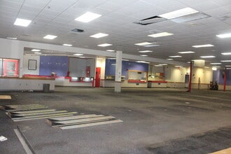 221 N 66th St, Lincoln, NE for lease Interior Photo- Image 1 of 2