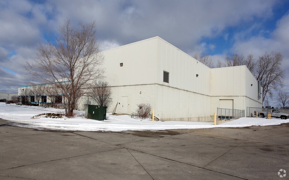 29370 John R Rd, Madison Heights, MI à louer - Photo du bâtiment - Image 3 de 3