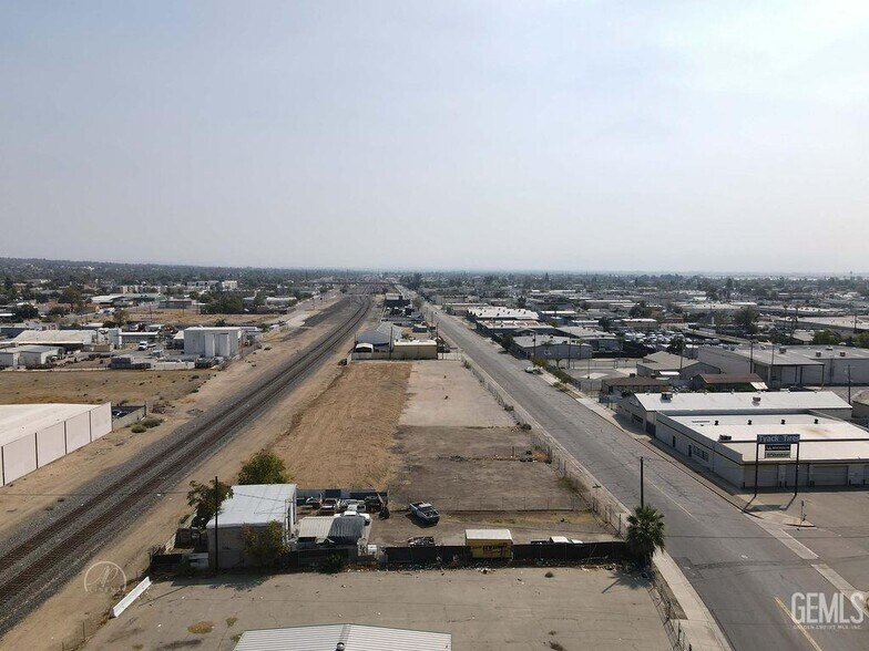 210 Sumner St, Bakersfield, CA à vendre - Photo du bâtiment - Image 2 de 4