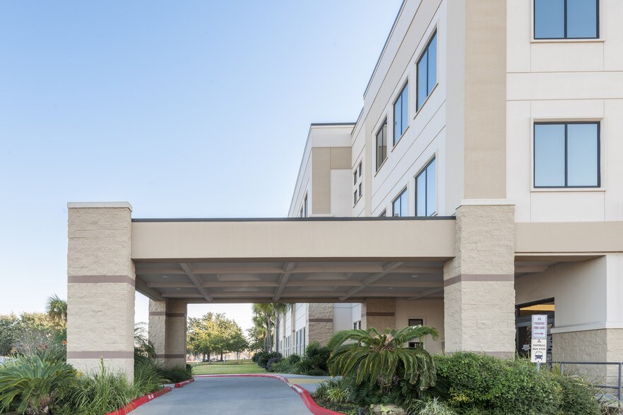 6807 Emmett F. Lowry Expy, Texas City, TX à louer - Photo du bâtiment - Image 3 de 10