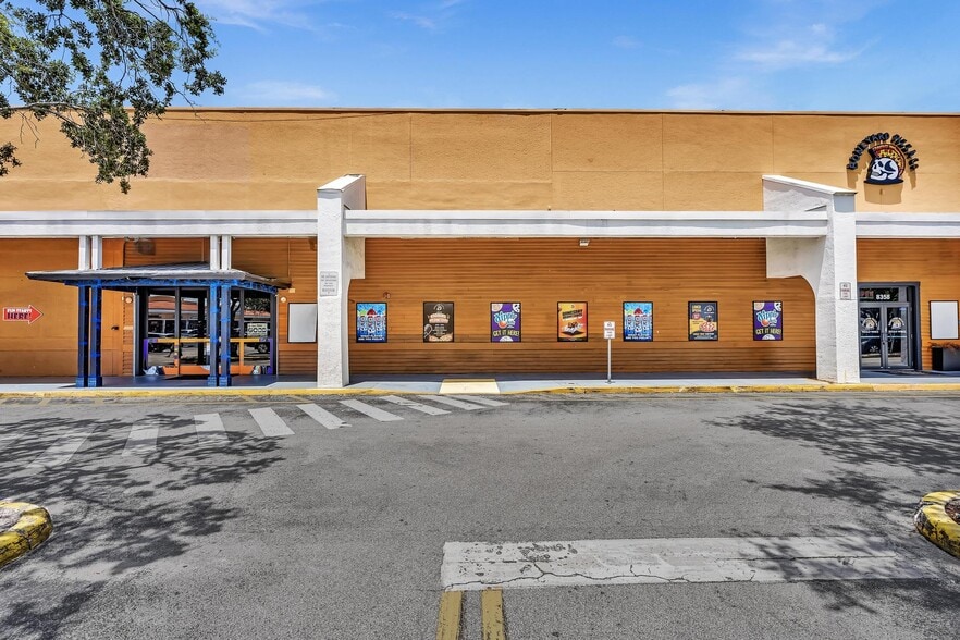 8030-8384 N Pines Blvd, Pembroke Pines, FL à louer - Photo du bâtiment - Image 2 de 46
