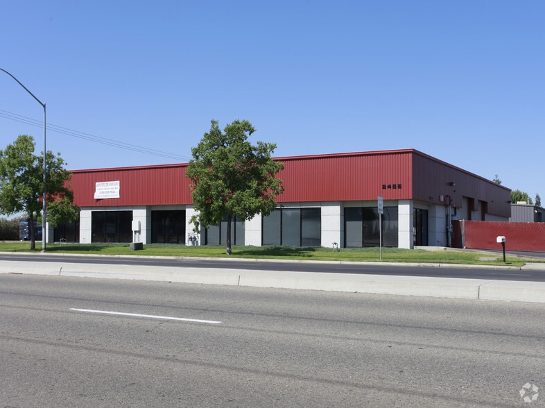 2455 N Fowler Ave, Fresno, CA for lease - Building Photo - Image 3 of 5