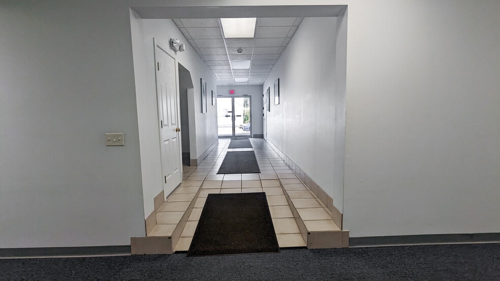 2415 Boston Post Rd, Guilford, CT for lease - Interior Photo - Image 2 of 7