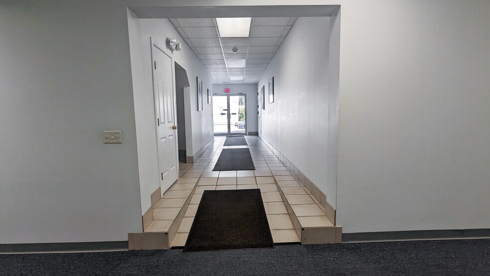 2415 Boston Post Rd, Guilford, CT à louer - Photo intérieure - Image 2 de 7