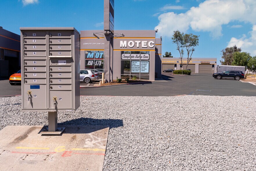 7645 Carroll Rd, San Diego, CA à louer - Photo du bâtiment - Image 2 de 11