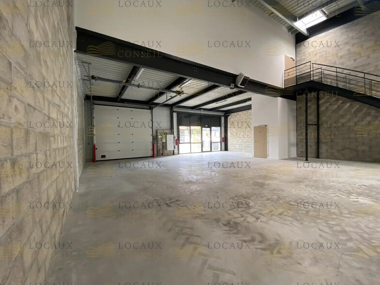 Flex in Éragny for lease - Interior Photo - Image 3 of 21