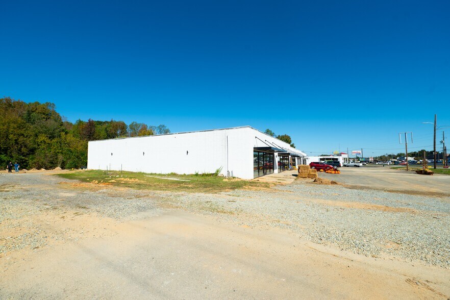 711-719 N Madison Blvd, Roxboro, NC à louer - Photo du bâtiment - Image 2 de 17