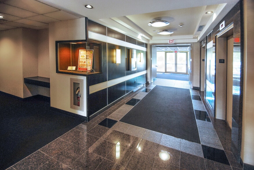 2075 W Big Beaver Rd, Troy, MI for lease - Interior Photo - Image 3 of 6