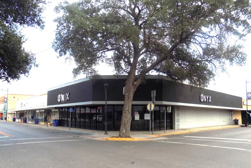 100 W Main St, Eagle Pass, TX à vendre - Photo du bâtiment - Image 3 de 20