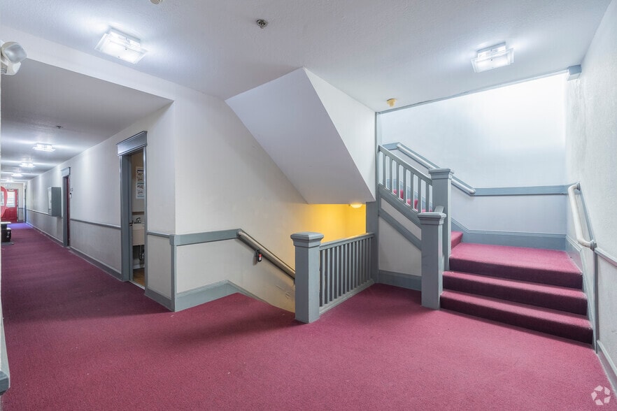 147 W Richmond Ave, Richmond, CA for sale - Interior Photo - Image 2 of 22