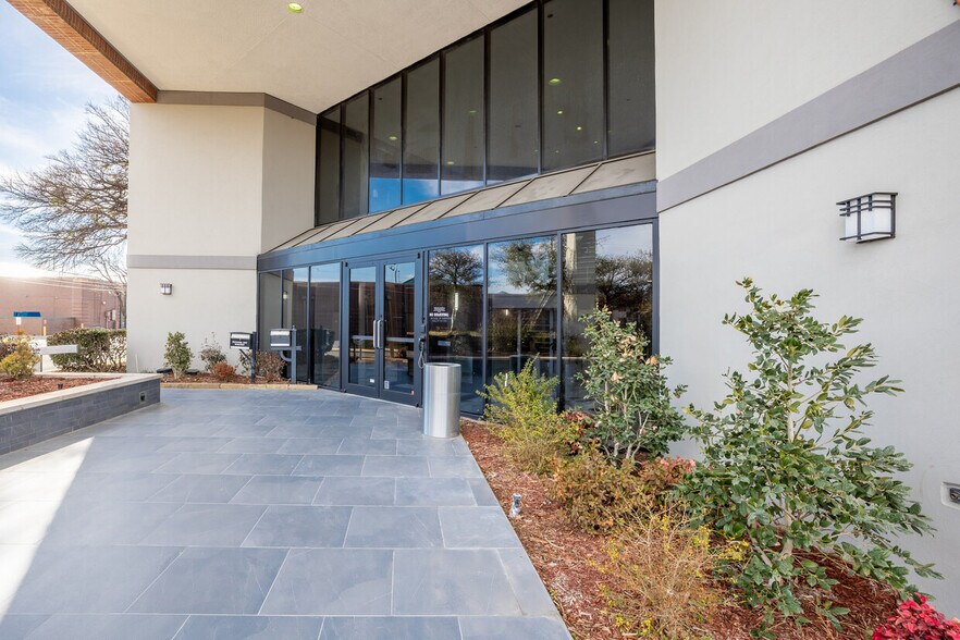 2201 N Collins St, Arlington, TX à louer - Photo du bâtiment - Image 2 de 17