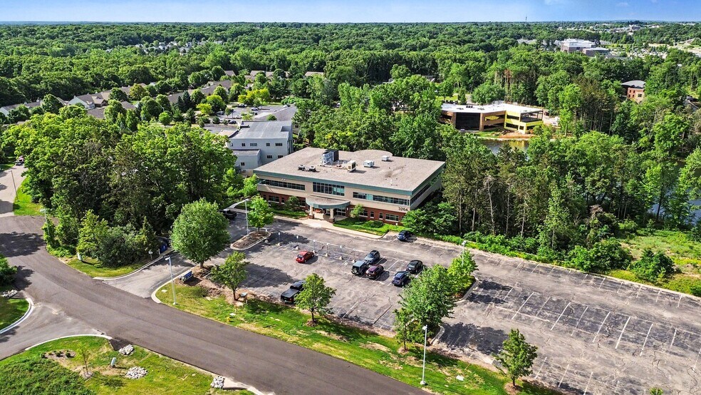 3264 N Evergreen Dr NE, Grand Rapids, MI à vendre - Photo du bâtiment - Image 2 de 12